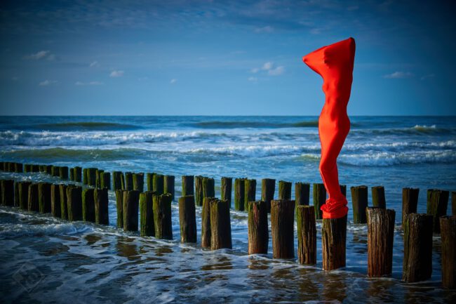 Ralf Leubner Foto Film Art Fotografie von Elly in Rot am Strand von Zeeland